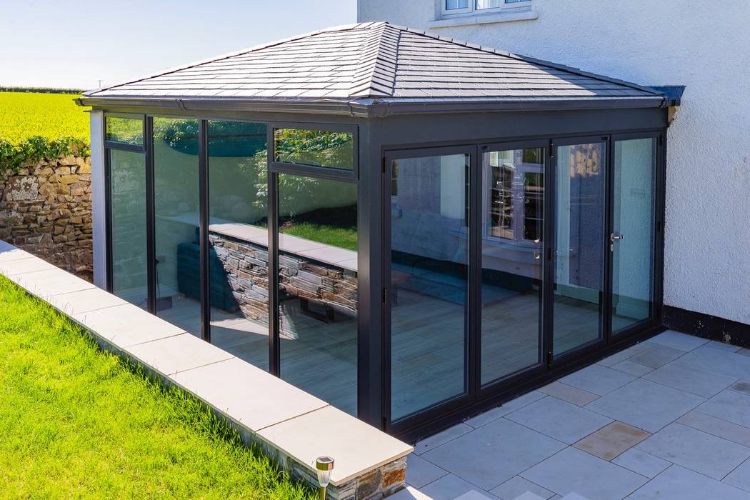 A warm roof and aluminium extension carried out in Bude. Bude Windows & Conservatories Ltd Jardines de invierno de estilo moderno Aluminio/Cinc