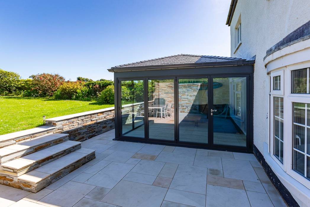 A warm roof and aluminium extension carried out in Bude. Bude Windows & Conservatories Ltd Jardines de invierno de estilo moderno