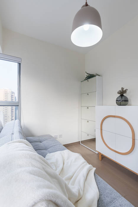 Delightful Sheung Wan Flat, The Editors Company The Editors Company Minimalist bedroom Property,White,Building,Comfort,Wood,Cabinetry,Lighting,Interior design,Lamp,House