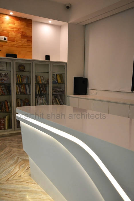 50 Shades of White – Office Interior Design, prarthit shah architects prarthit shah architects Ruang Studi/Kantor Minimalis