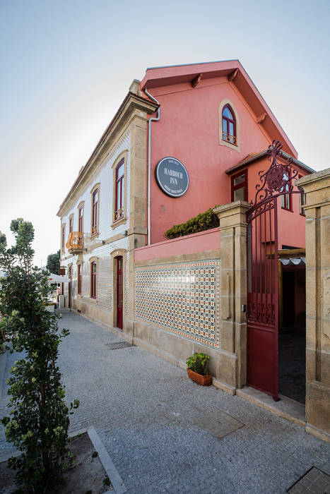 Fachada exterior - Projeto SHI Studio Interior Design, Matosinhos ShiStudio Interior Design Moradias hotel,hostel,remodelação,restauro,shi studio,design,guest house,sheila moura azevedo,arquitetura,porto,fachada,exterior