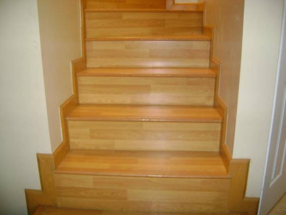 Encantadora Escaleras con Piso Laminado, SERVI-DECOR SERVI-DECOR Stairs