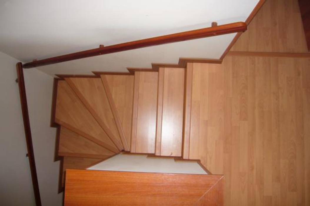 Encantadora Escaleras con Piso Laminado, SERVI-DECOR SERVI-DECOR درج