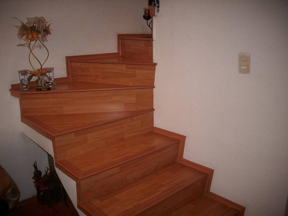 Encantadora Escaleras con Piso Laminado, SERVI-DECOR SERVI-DECOR Stairs