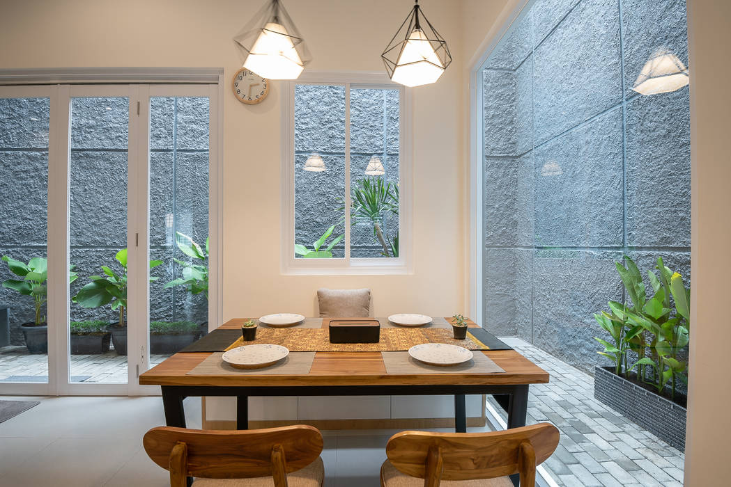 Interior Tomang House, PT Membangun Harapan Sukses PT Membangun Harapan Sukses Modern dining room Wood Wood effect