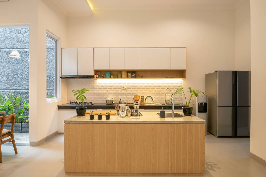 Modern Pantry and Island PT Membangun Harapan Sukses Dapur built in Kayu Buatan Transparent Modern Pantry