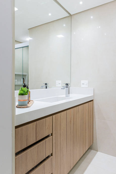 Apartamento Pequeno Moderno e Clean de Jovem Casal, Mirá Arquitetura Mirá Arquitetura Bagno moderno Legno Effetto legno