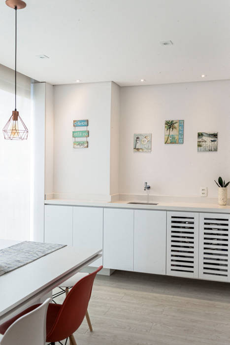 Apartamento Pequeno Moderno e Clean de Jovem Casal, Mirá Arquitetura Mirá Arquitetura 陽台 大理石