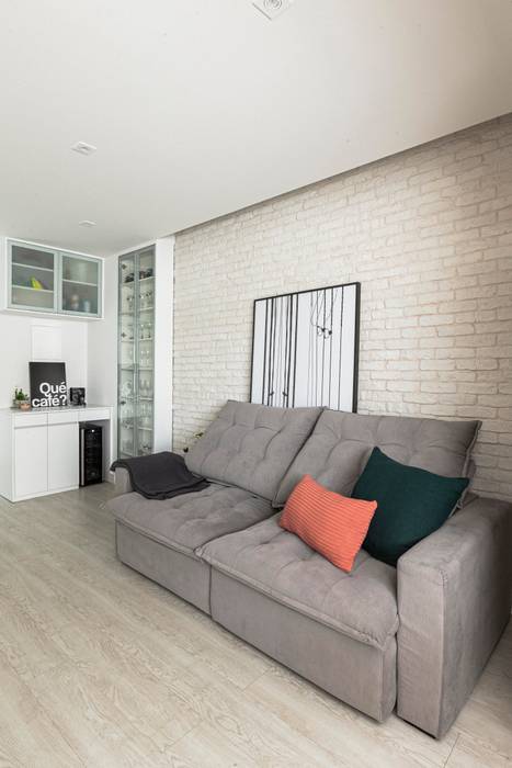 Apartamento Pequeno Moderno e Clean de Jovem Casal, Mirá Arquitetura Mirá Arquitetura Modern living room Bricks