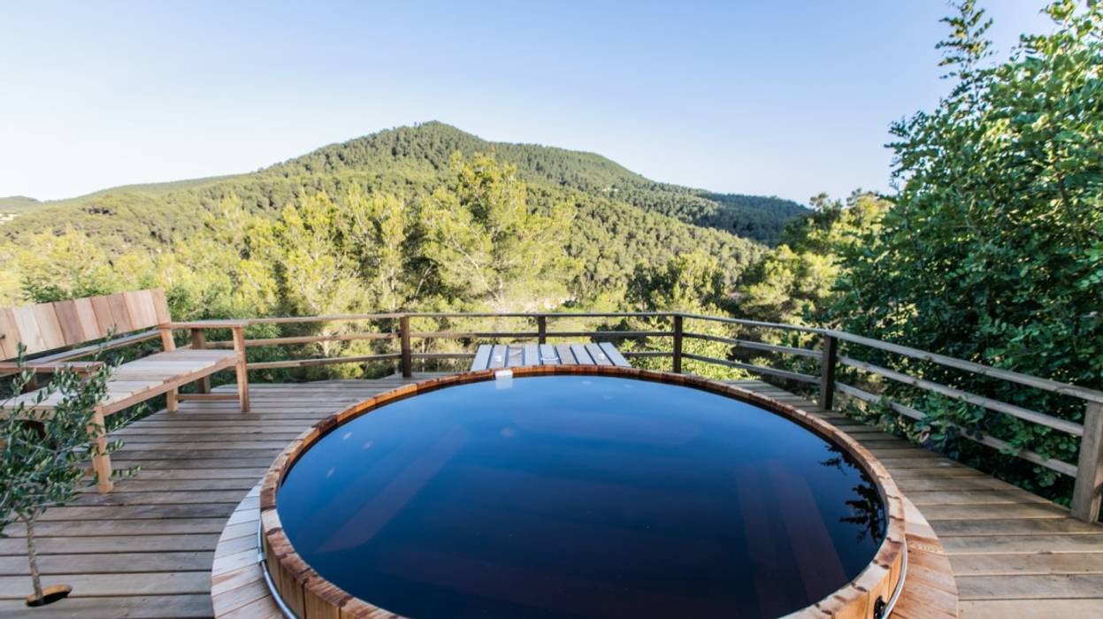 Bañera de hidromasaje de cedro 210 cm en Ibiza sobre plataforma de madera, CASÁRBOL CASÁRBOL Commercial spaces ٹھوس لکڑی Multicolored Hotels