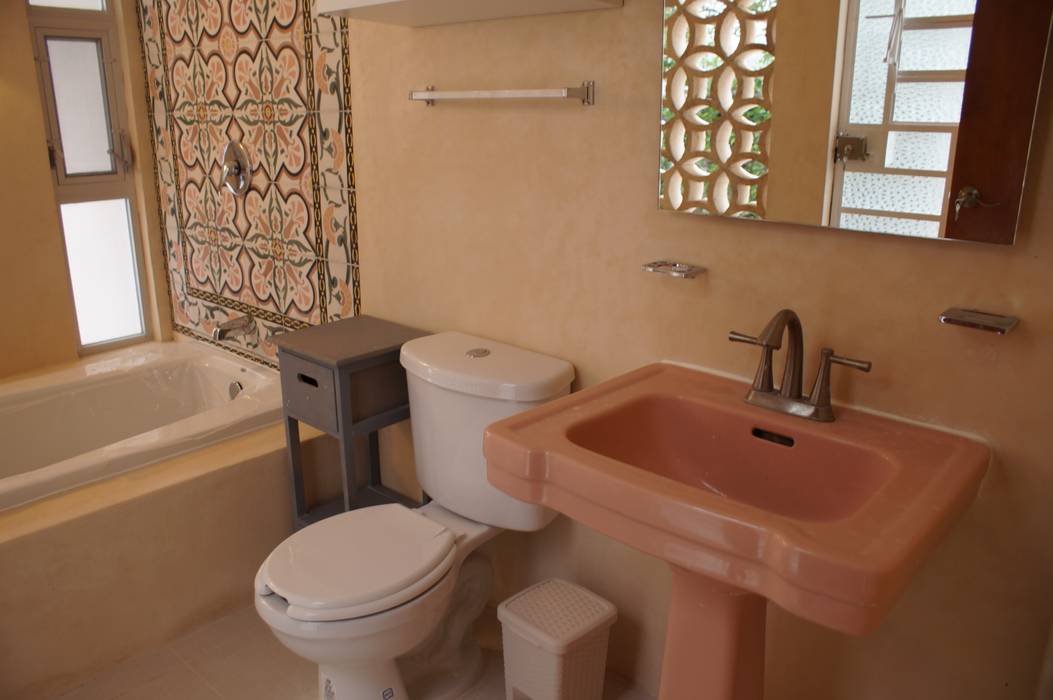 B&B "La Galería" Escaleno Taller de Diseño Baños eclécticos baño,airbnb,bed&breakfast,rosa,rosado,antiguo,mosaicos de pasta,mosaicos,celosía,hostal,Mérida,interiores