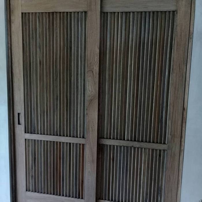 puerta dobles de rosamorada con persianas verticales Carpinteria Gonzalez Puertas corredizas Madera maciza Multicolor