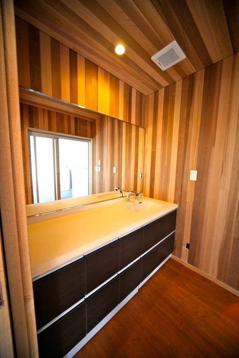 オーバーハングの家, 株式会社高野設計工房 株式会社高野設計工房 Scandinavian style bathroom