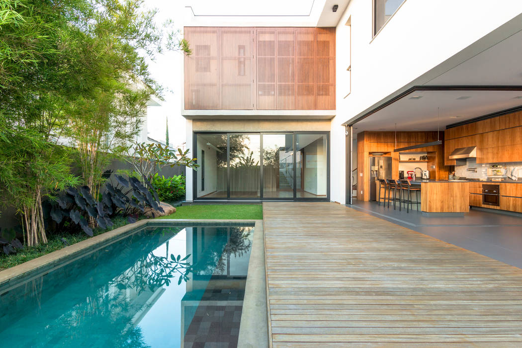 A remodelação de uma casa que faz pleno uso de seu terreno , Frederico Trevisan Arquiteto Frederico Trevisan Arquiteto Hồ bơi phong cách tối giản