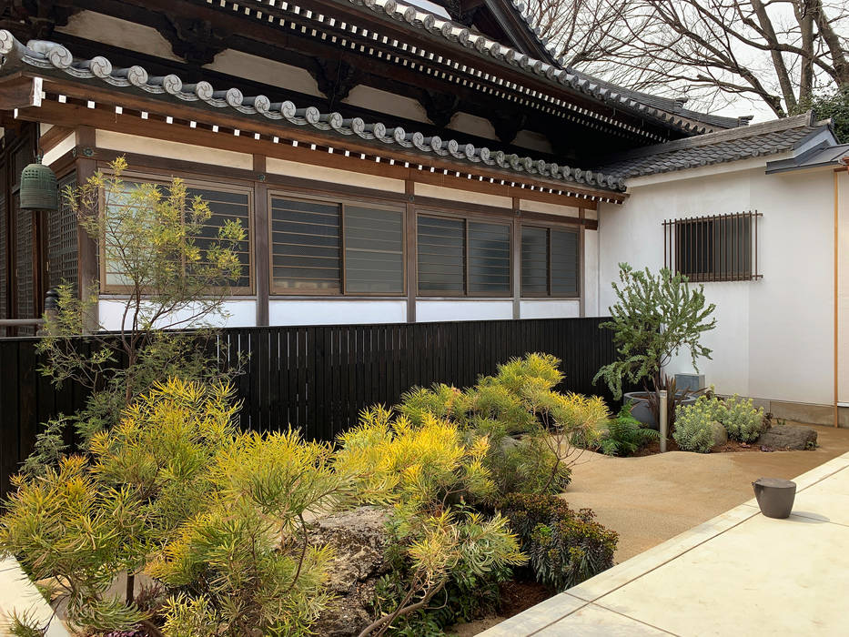 お寺の中庭, （有）ハートランド （有）ハートランド Jardines en la fachada Piedra