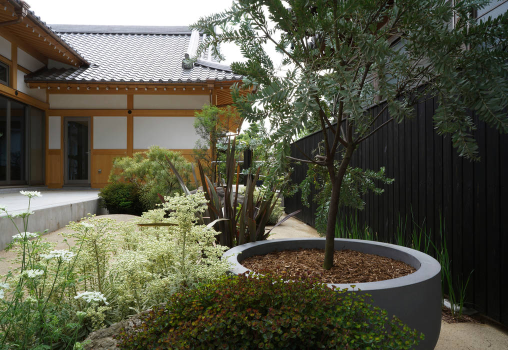 お寺の中庭, （有）ハートランド （有）ハートランド Jardins de fachadas de casas Pedra