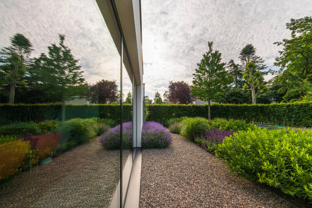 Weerspiegeling bloemrijke border Buro Buitenom exterieurontwerpers Moderne tuinen beplanting,bloemen,weerspiegeling