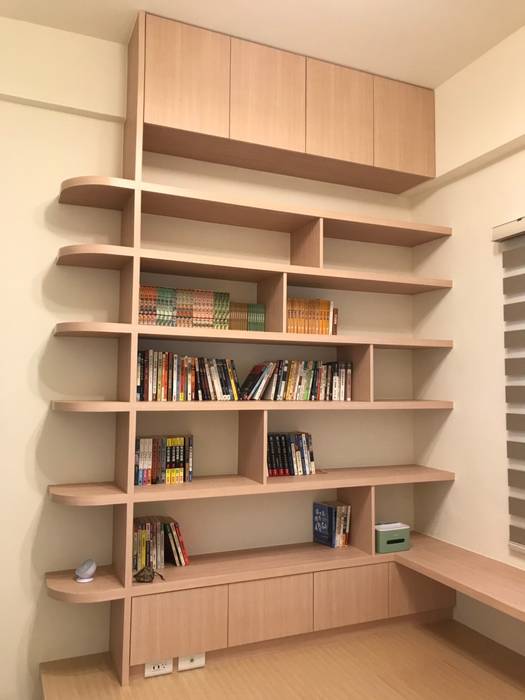 大片的書櫃可以擺放許多書籍與收藏品 台中室內設計裝修|心之所向設計美學工作室 書房/辦公室 儲藏櫃