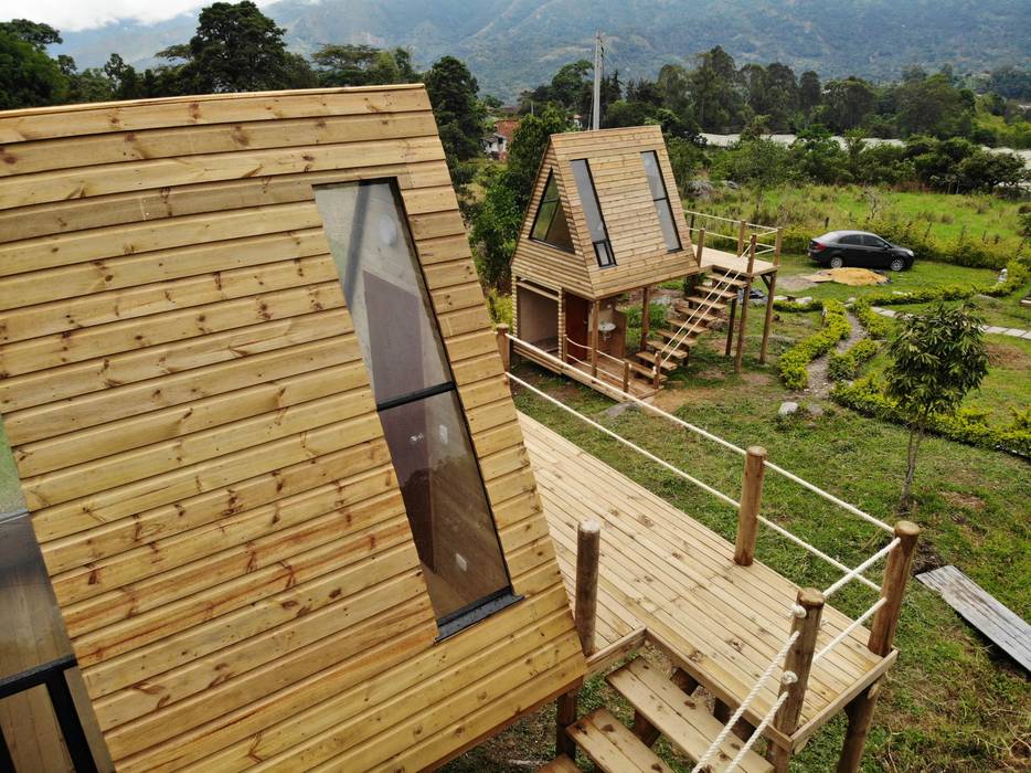 VILLA DE LOS ANGELES, TALLER DOS ARQUITECTOS TALLER DOS ARQUITECTOS Wooden houses Solid Wood Multicolored