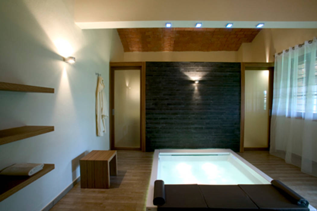 Una piccola spa in campagna, Daniele Menichini Architetti Daniele Menichini Architetti Hot tubs Tiles