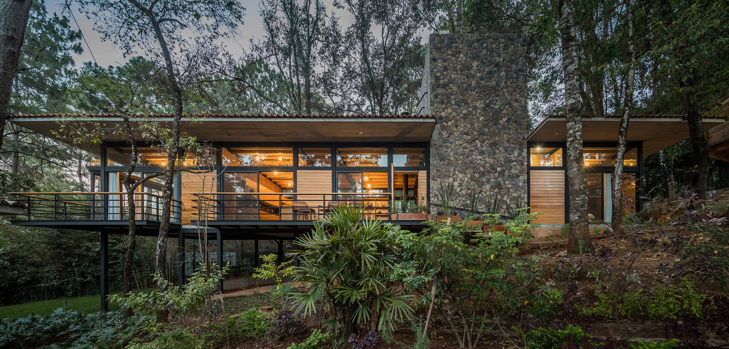 Casa en el bosque Saavedra Arquitectos Casas modernas Madera maciza Multicolor casa,moderna,madera,luz,piedra,paisaje,terraza,jardin