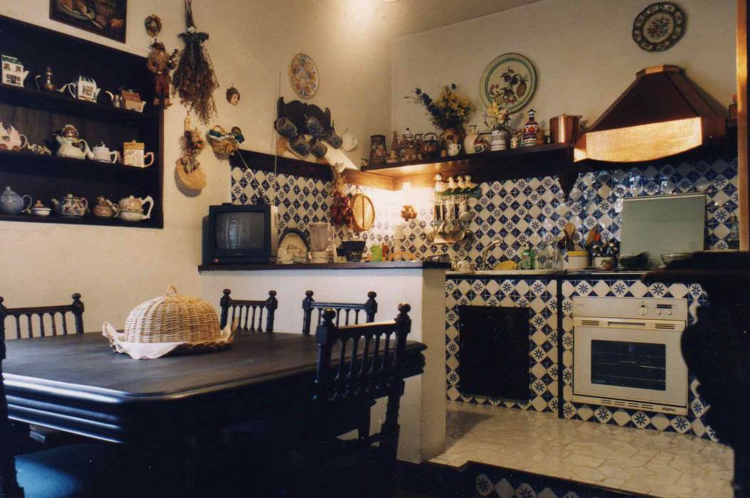 la cucina in muratura in stile seicento napoletano arch. Consuelo de Michele Cucina attrezzata Ceramica