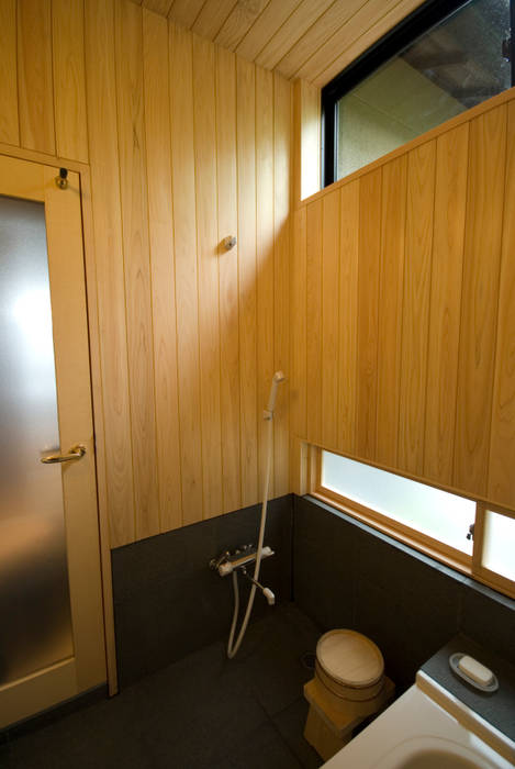 ビフォーアフターで放送された和モダンリノベーション/重くて遠い家, 森村厚建築設計事務所 森村厚建築設計事務所 Asian style bathroom Solid Wood Multicolored