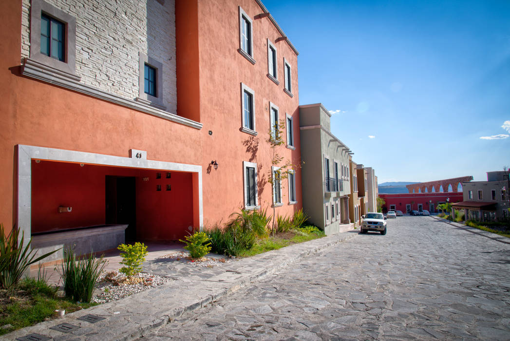 Departamento en San Miguel de Allende, enROJO.espacios enROJO.espacios Casas adosadas