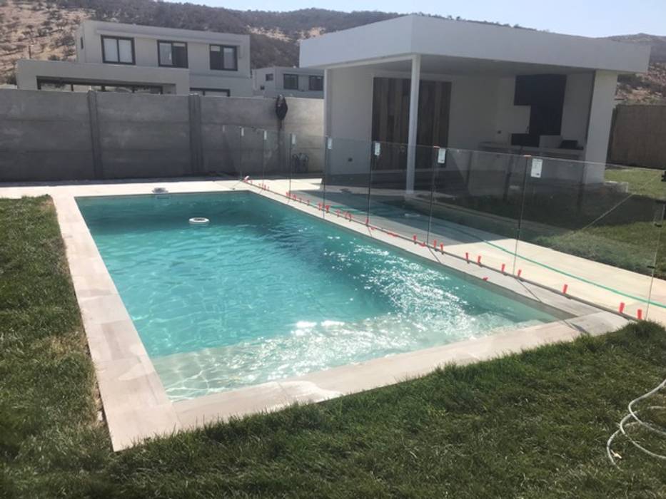 QUINCHO Y PISCINA Constructora Sanar spa Piscinas de estilo moderno Albercas