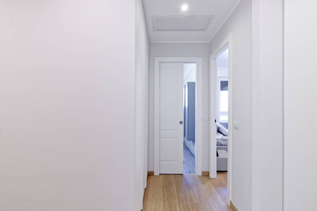 BEIGE IS THE NEW WHITE, GruppoTre Architetti GruppoTre Architetti Modern corridor, hallway & stairs