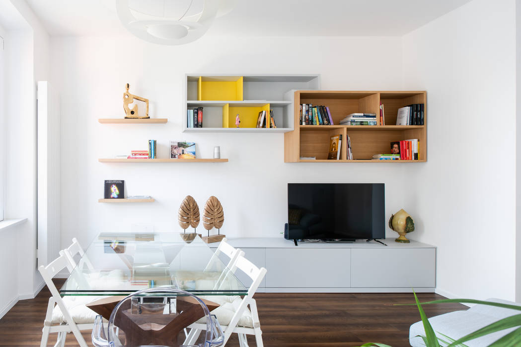 CASA A.: L'appartamento era suddiviso in 3 stanze distribuite da un grande corridoio, GruppoTre Architetti GruppoTre Architetti Soggiorno minimalista