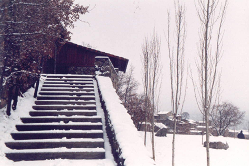 Diseño y construcción de vivienda en la Cerdanya, SANTI VIVES ARQUITECTURA EN BARCELONA SANTI VIVES ARQUITECTURA EN BARCELONA Stairs Stone