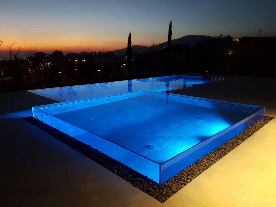 Piscina con pareti in vetro sulle colline bergamasche, Water & Wellness srl Water & Wellness srl Infinity pool