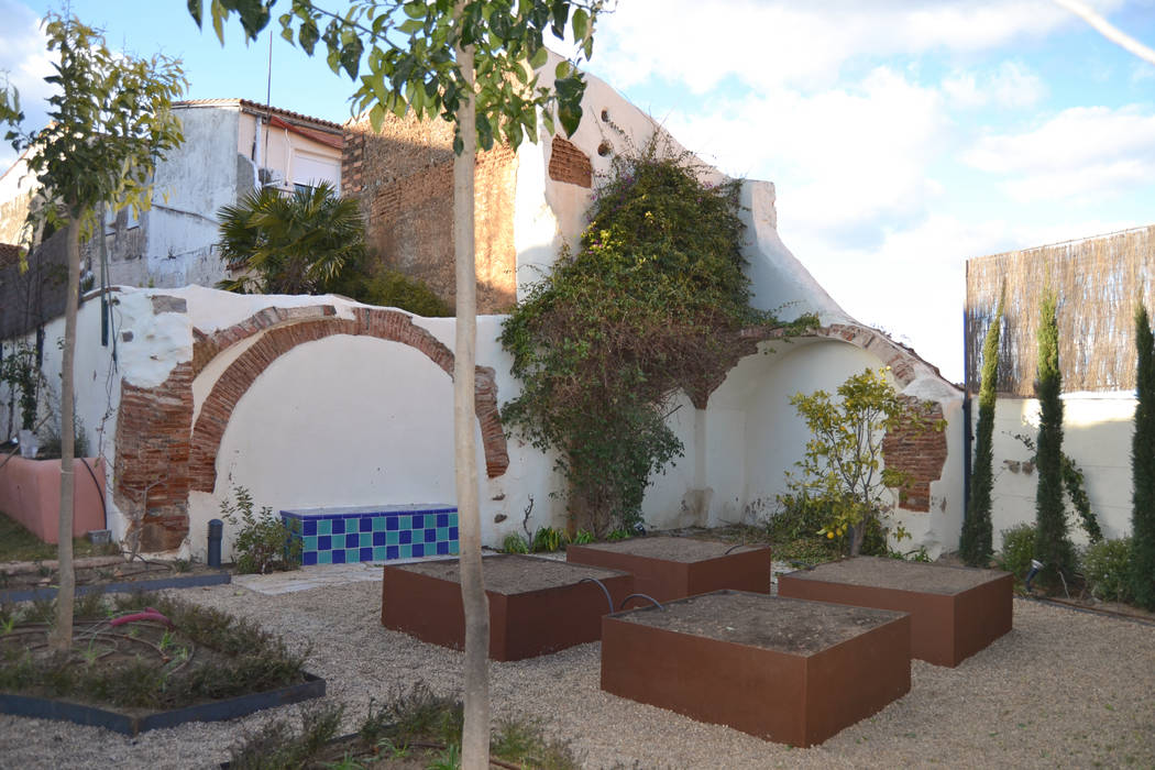 Un jardín de inspiración hispanoislámica en el corazón de Cáceres, Irati Proyectos Irati Proyectos Eclectic style garden
