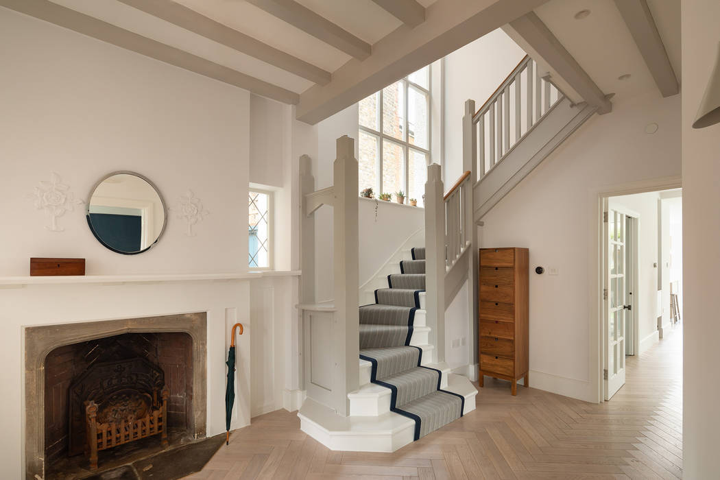 The Courtyard House, Fraher and Findlay Fraher and Findlay Classic style corridor, hallway and stairs