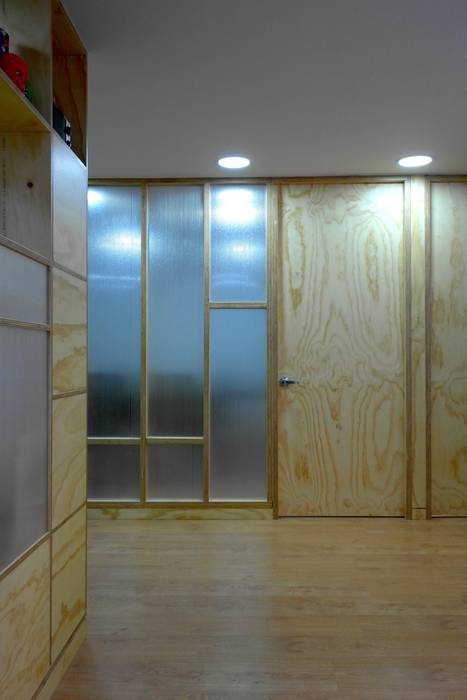 Sala de juntas entrearquitectosestudio Salas modernas Madera maciza Multicolor madera pino,acrilico,sala de reuniones