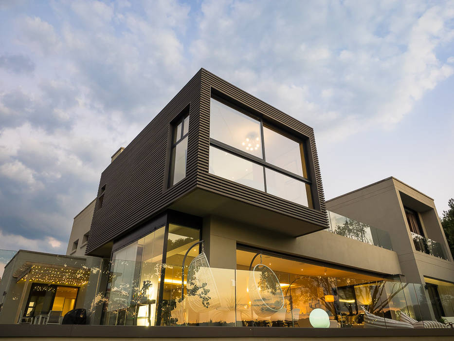 Exterior view from Golf Course DOWN to Earth Architects & Interiors Modern balcony, veranda & terrace Wood Wood effect