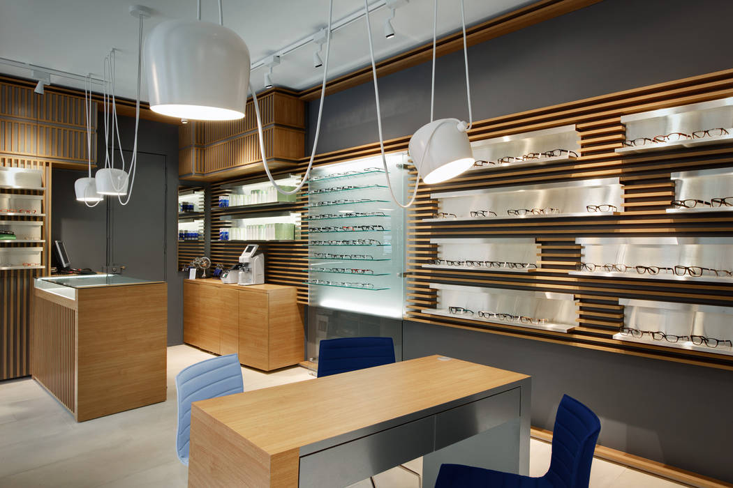 Ristrutturazione e interior design del negozio di ottica "Thomas Opticien" a Parigi, Alessandra Pisi / Pisi Design Architetti Alessandra Pisi / Pisi Design Architetti Комерційні приміщення Дерево Дерев'яні Офіси та магазини