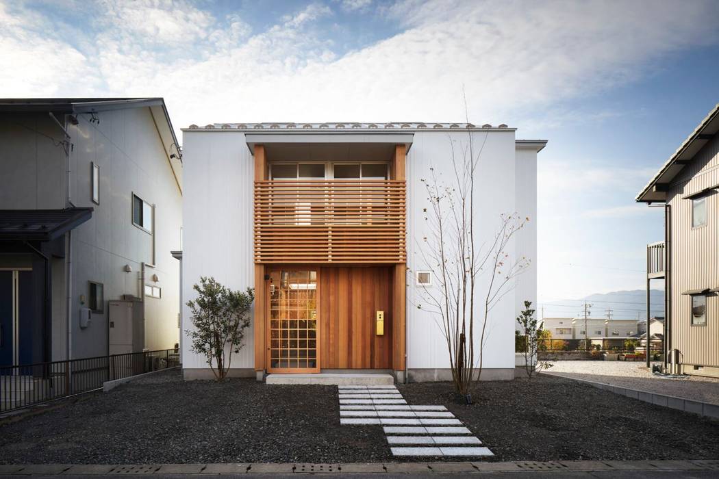 ひるいのいえ〜 様々な部屋から見える 坪庭 住宅〜, ツジデザイン一級建築士事務所 ツジデザイン一級建築士事務所 Wooden houses Metal