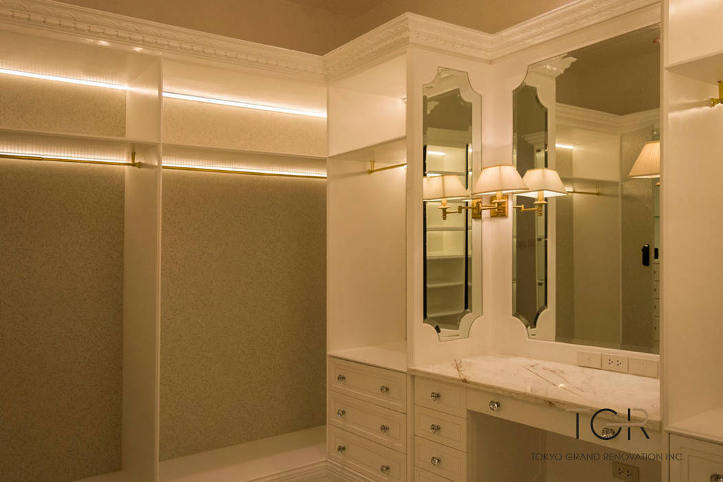 Custom Made Vanity with Spanish Decoration Lamps Tokyo Grand Renovation Classic style dressing room