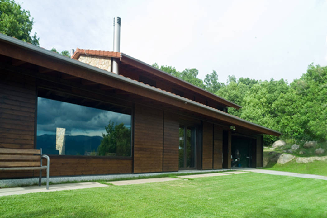 Diseño y construcción vivienda en la Cerdanya, SANTI VIVES ARQUITECTURA EN BARCELONA SANTI VIVES ARQUITECTURA EN BARCELONA Dom z drewna