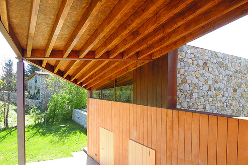 Diseño y construcción vivienda en la Cerdanya , SANTI VIVES ARQUITECTURA EN BARCELONA SANTI VIVES ARQUITECTURA EN BARCELONA Gable roof