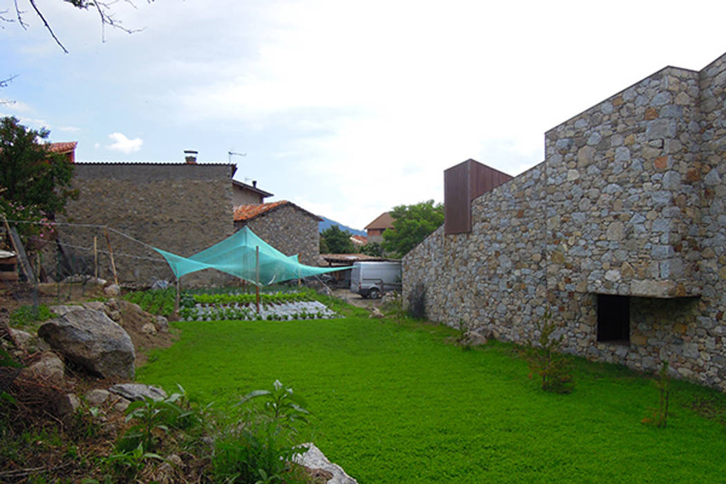 Diseño y construcción vivienda en la Cerdanya , SANTI VIVES ARQUITECTURA EN BARCELONA SANTI VIVES ARQUITECTURA EN BARCELONA 바위 정원