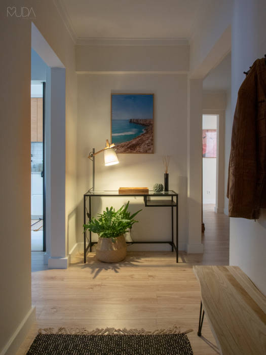 V+N Apartment - Oeiras, MUDA Home Design MUDA Home Design Scandinavian style corridor, hallway& stairs