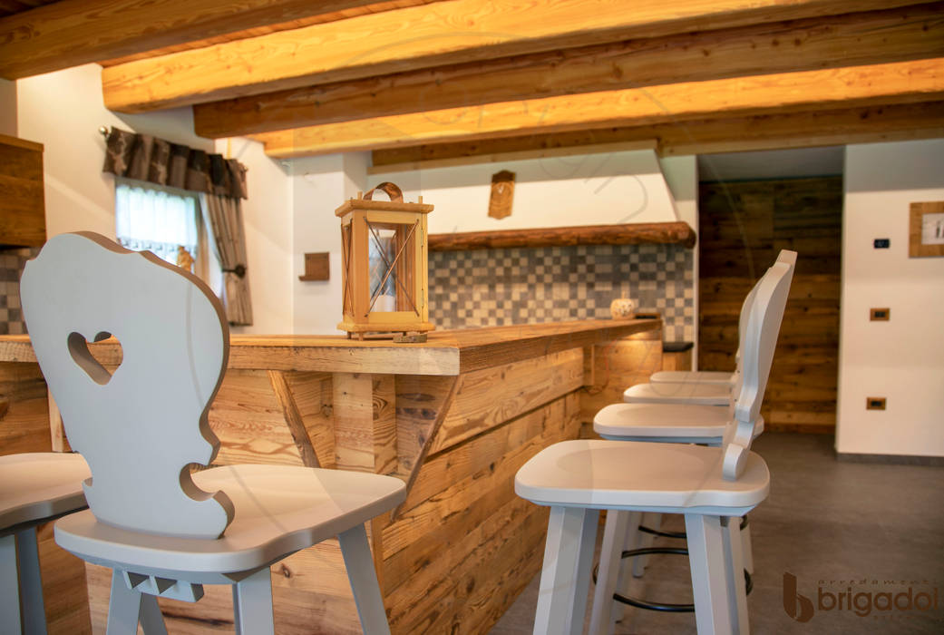 Chalet Dolomiti, Arredamenti Brigadoi Arredamenti Brigadoi Cocinas de estilo rústico Madera Acabado en madera Estanterías y gavetas