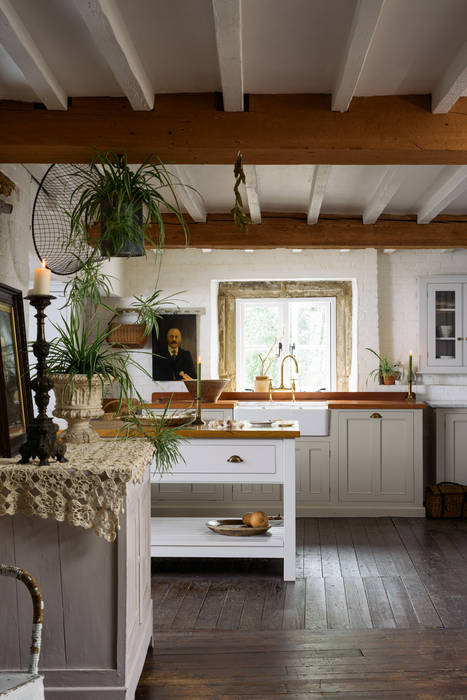 The Cotes Mill Classic Showroom by deVOL deVOL Kitchens Dapur Klasik classic english,classic kitchen,traditional kitchen,wooden floors,oak worktop,belfast sink,exposed beams,country kitchen,cottage kitchen,devol,devol kitchens