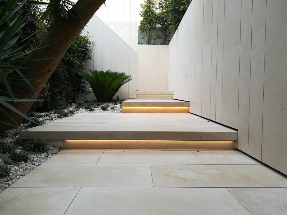 Lara Matos_arquitectura+design interiores+consultoria Moderne balkons, veranda's en terrassen Steen Grijs