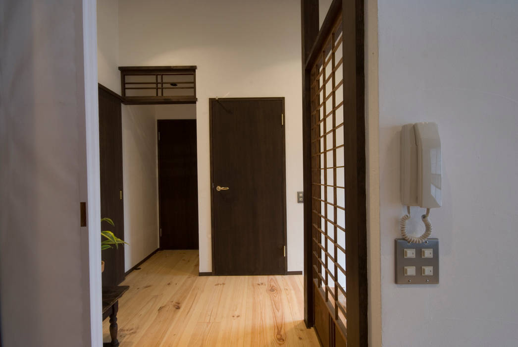 和モダンリノベーション 玄関ホール 森村厚建築設計事務所 和風の 玄関 廊下 階段 無垢材 木目調 Homify