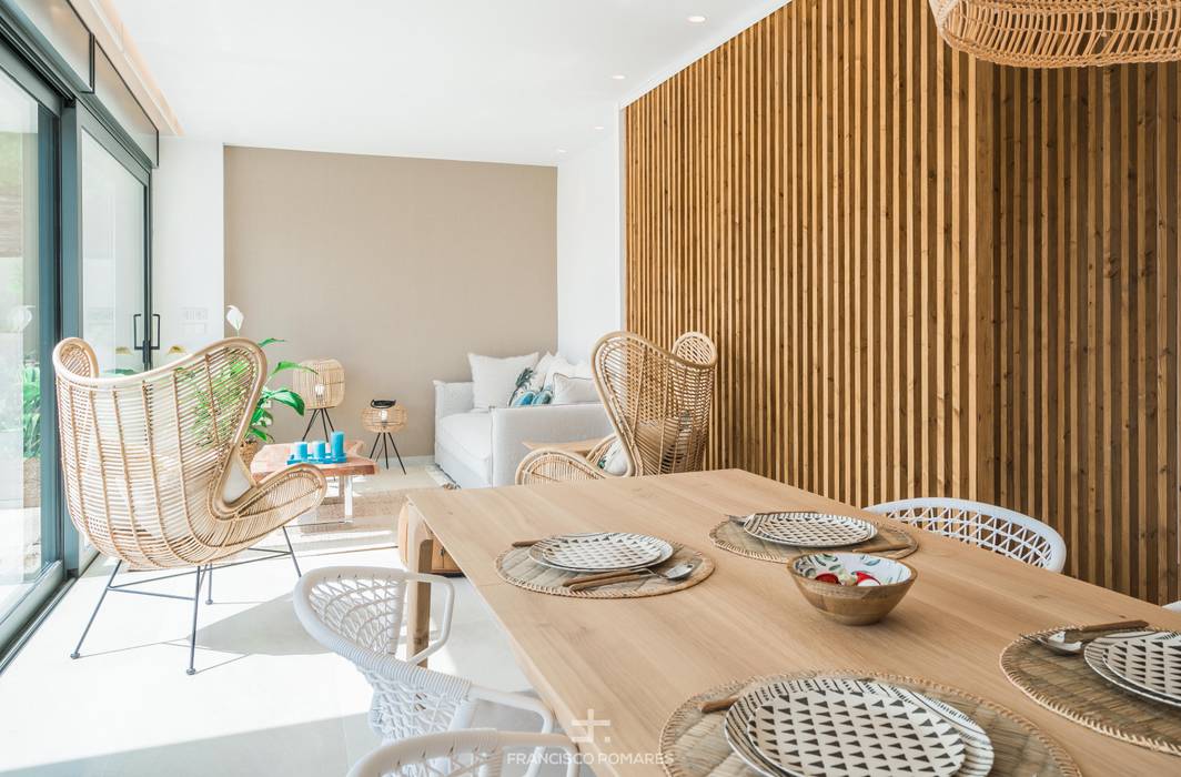 Interiorismo de estilo mediterráneo y diseño de cocina en apartamento (casa en la playa), ARREL arquitectura ARREL arquitectura Mediterranean style dining room Wood Wood effect