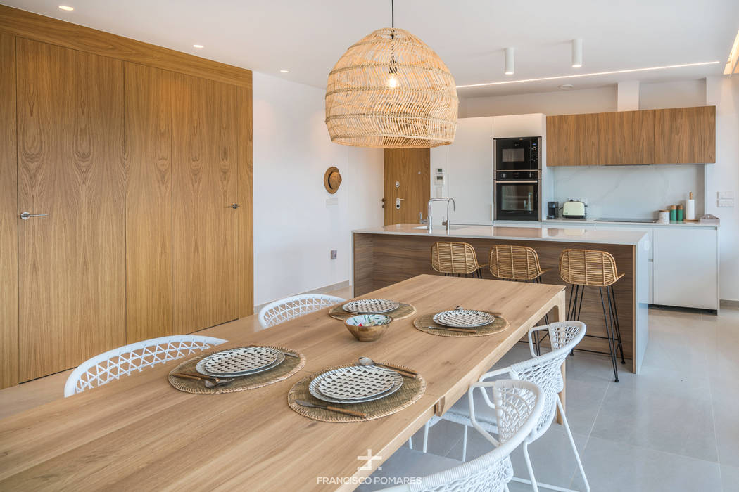 Interiorismo de estilo mediterráneo y diseño de cocina en apartamento (casa en la playa), ARREL arquitectura ARREL arquitectura Built-in kitchens Wood Wood effect